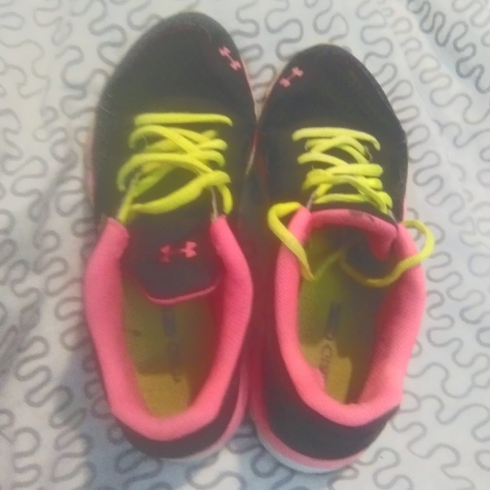 Ladies size 8 UnderArmour jogging/trainer black bright pink, accents